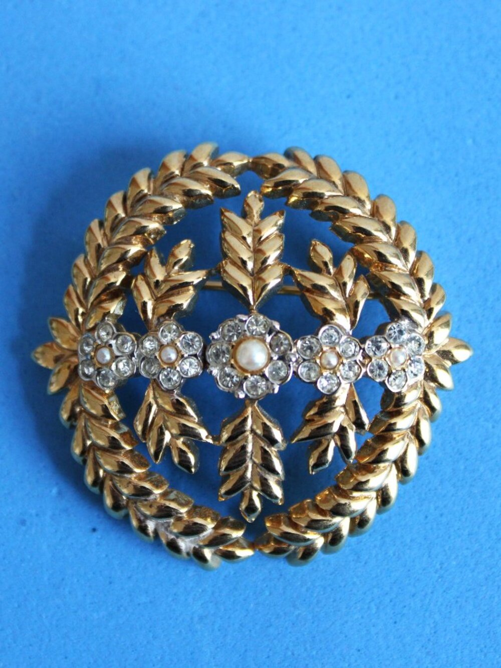 NINA RICCI SIGNED 1980-S VINTAGE COLD PLATED  BROOCH DECORATED WITH FAUX PEARLS